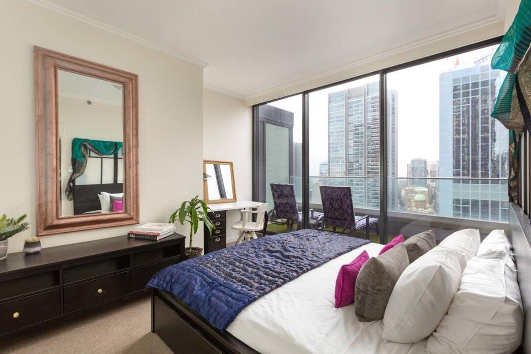 On Top Of World Tower Apartment