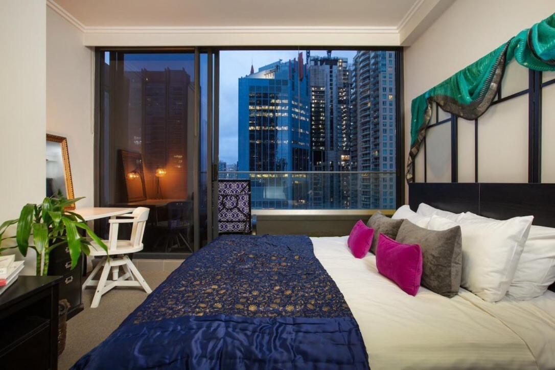 On Top Of World Tower Apartment *