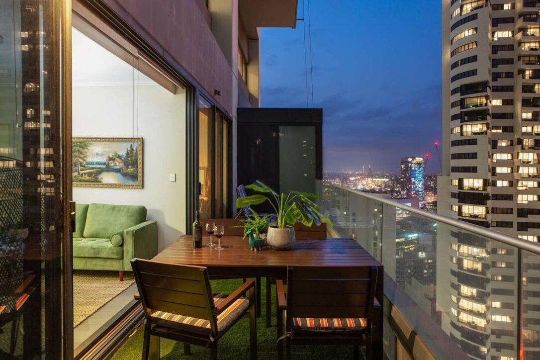 On Top Of World Tower Apartment