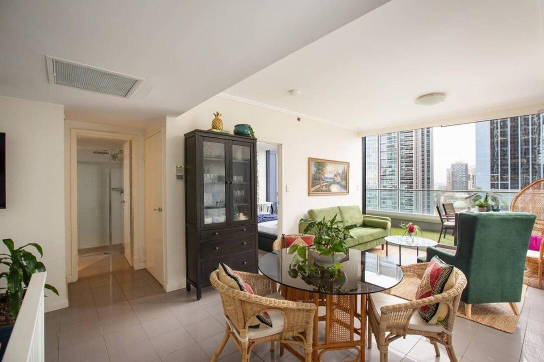 Apartment On Top Of World Tower *